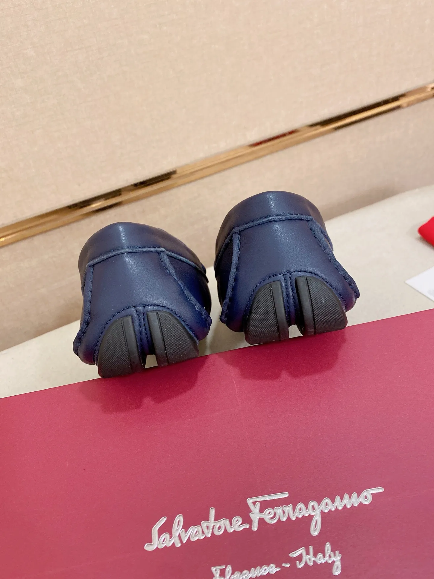 Men's shoes💰: 540💰High-end quality! Ferragamo🆕🆕Exclusive hot-selling products in stock🔥🔥New products on the shelves, high-quality Ferragamo men's pea shoes, high-end casual driving shoes, with complete packaging! 💪 💪 Material: imported first-layer pebbled cowhide 🐂 + imported high-quality water-dyed cowhide lining + wear-resistant outsole 👍🏻👍🏻 Features: high-end and comfortable, purely handmade 🚀 🚀 Create the perfect shoe that suits you best 🔥 🔥 Size: (38-44) 45 standard size can be customized!
